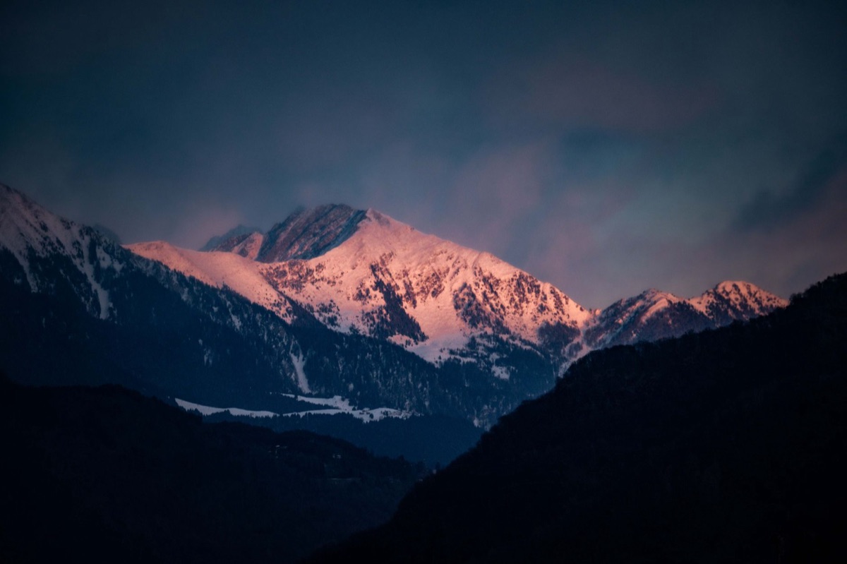 Un sommet enneigé à la nuit