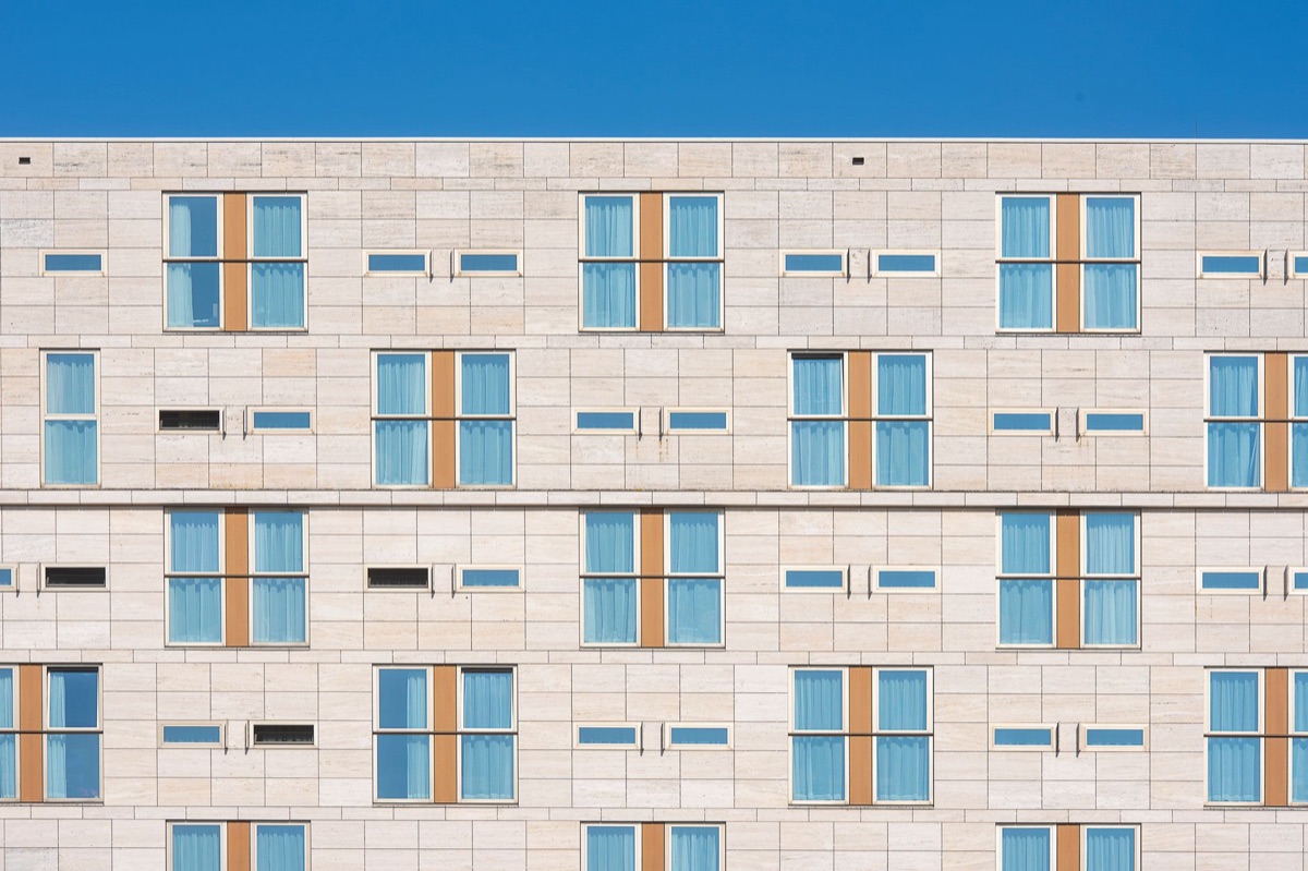 externo de hotel islandês com céu azul
