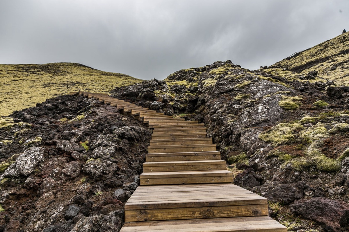 Icelandischer Wanderweg mit Sommersonne