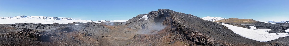 Camino de senderismo islandés con nieve