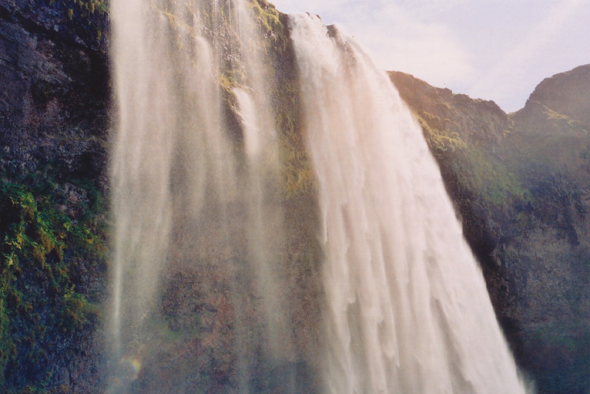 Ijsvrije waterval in zomer