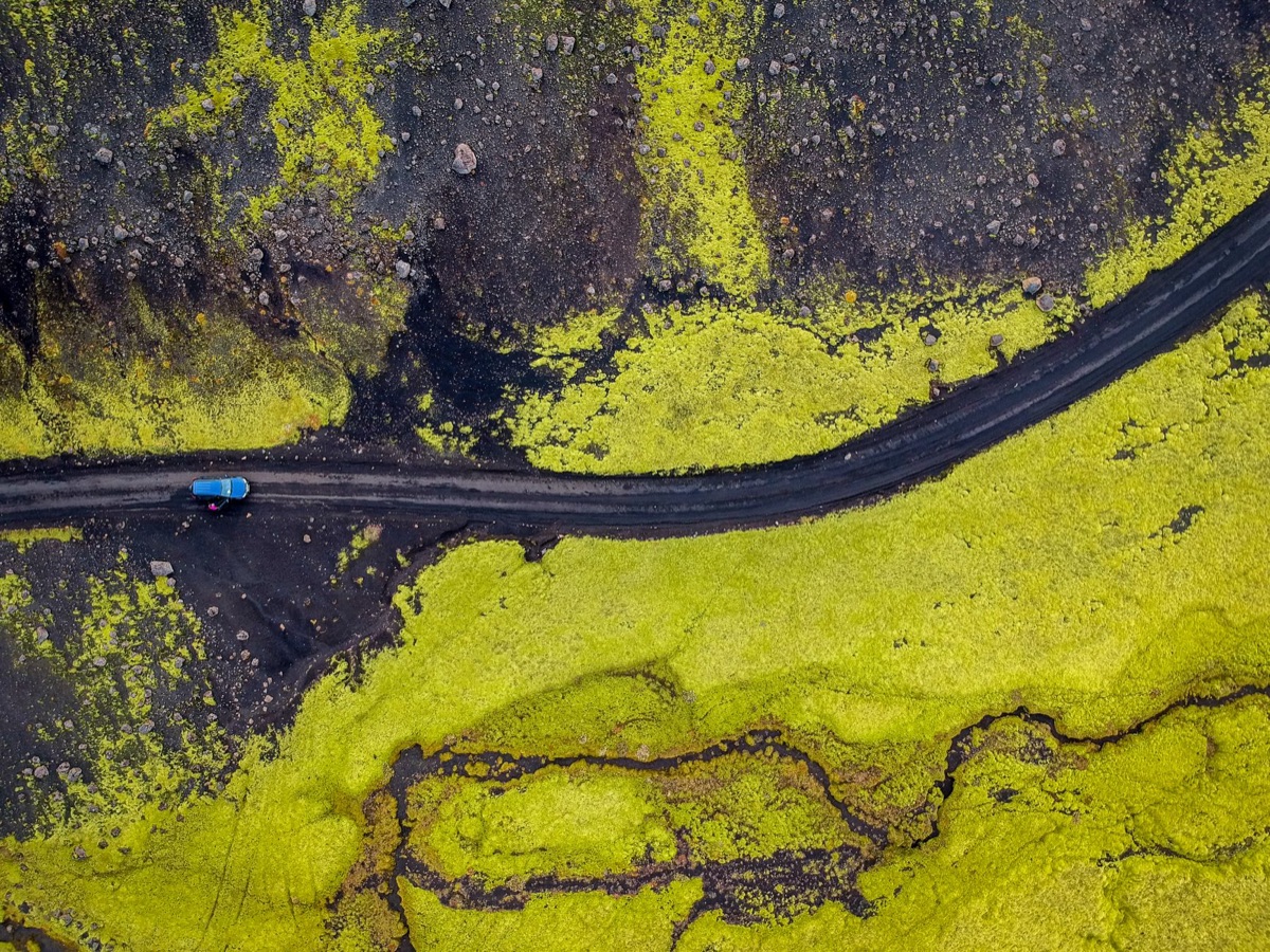 Un coche alquilado en la carretera de la Circunferencia de Islandia