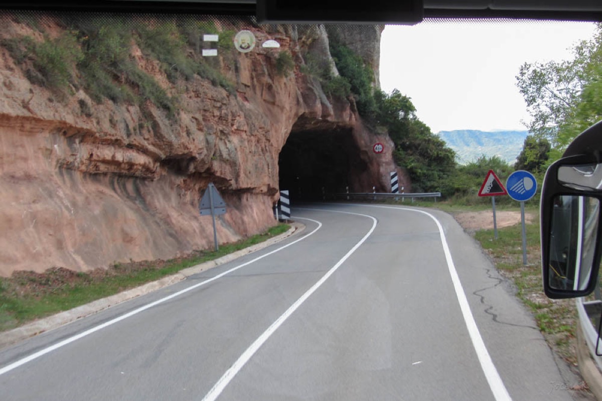 strada costiera con monti lontani