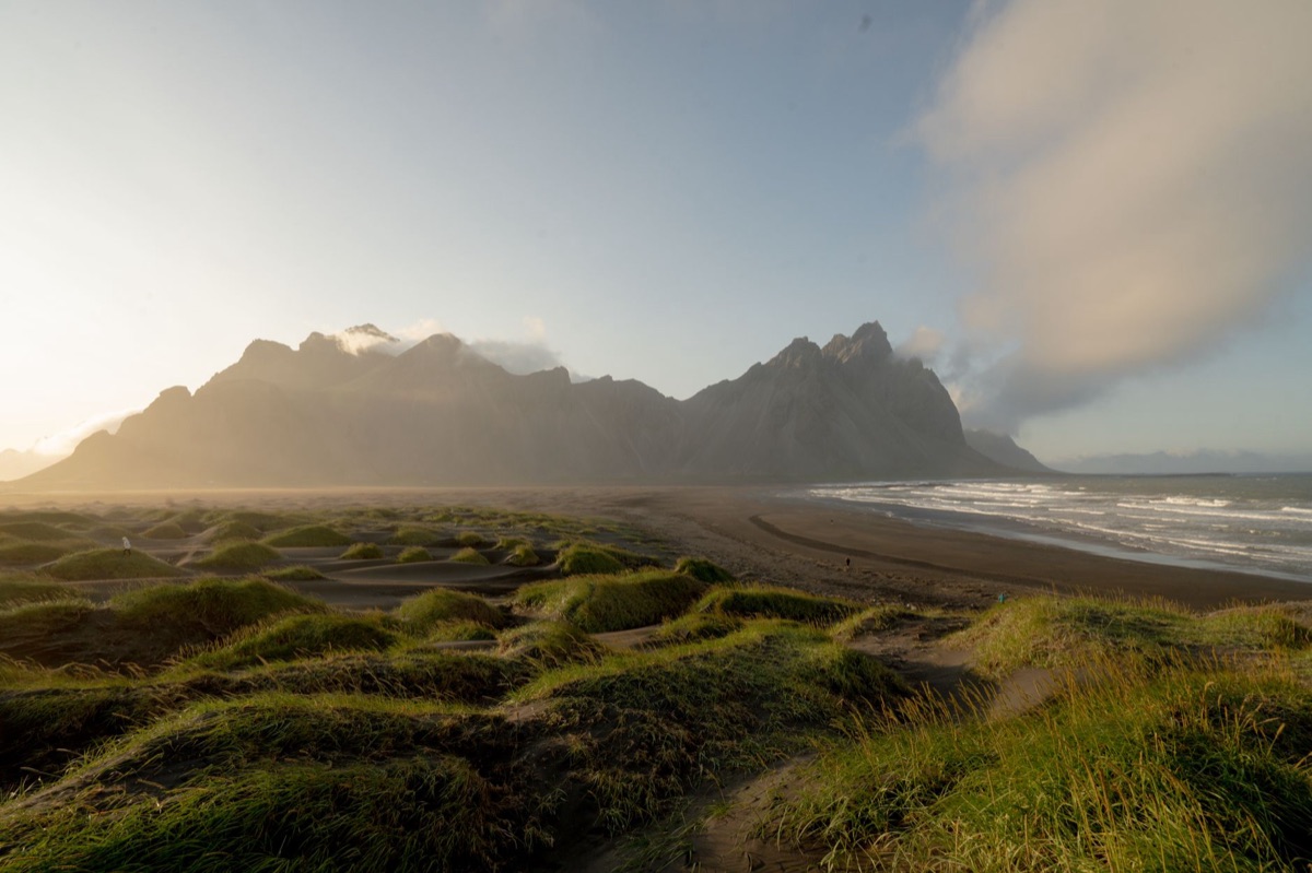 Ijslandse landschap aan zonsondergang