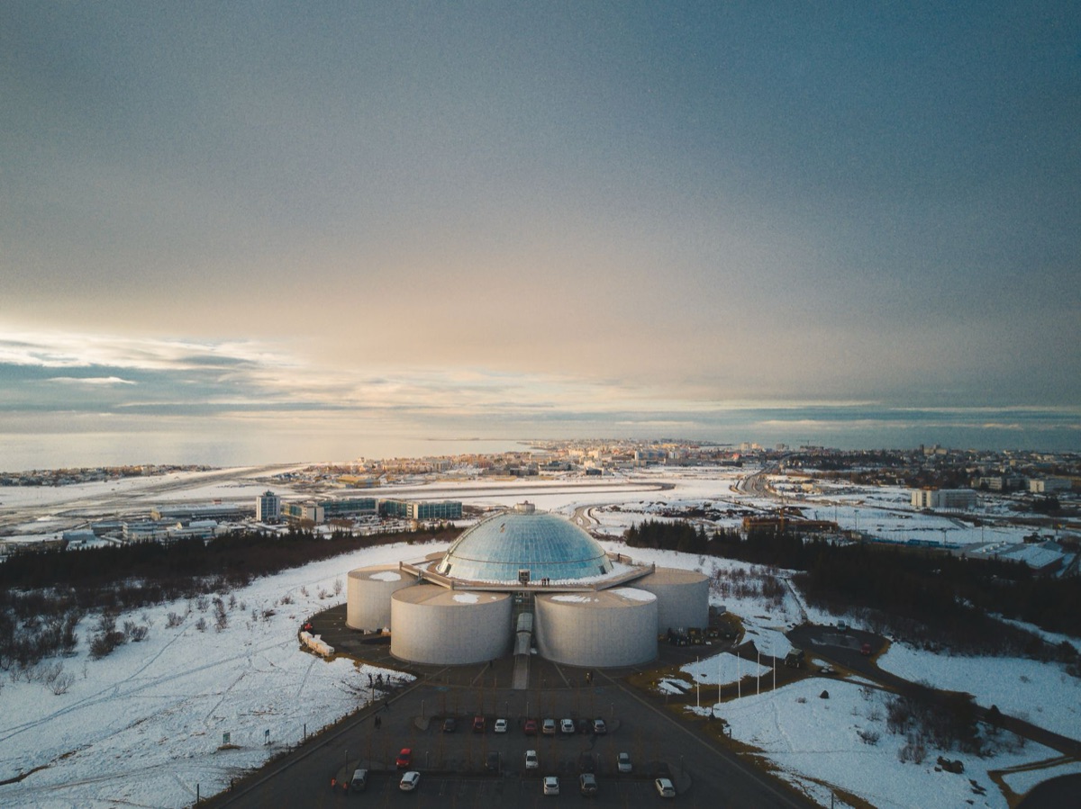 Cidade de Reykjavik sob luz dourada do pôr do sol