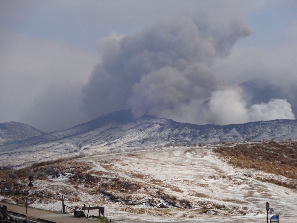 地熱発電所を覆う火山灰の雲