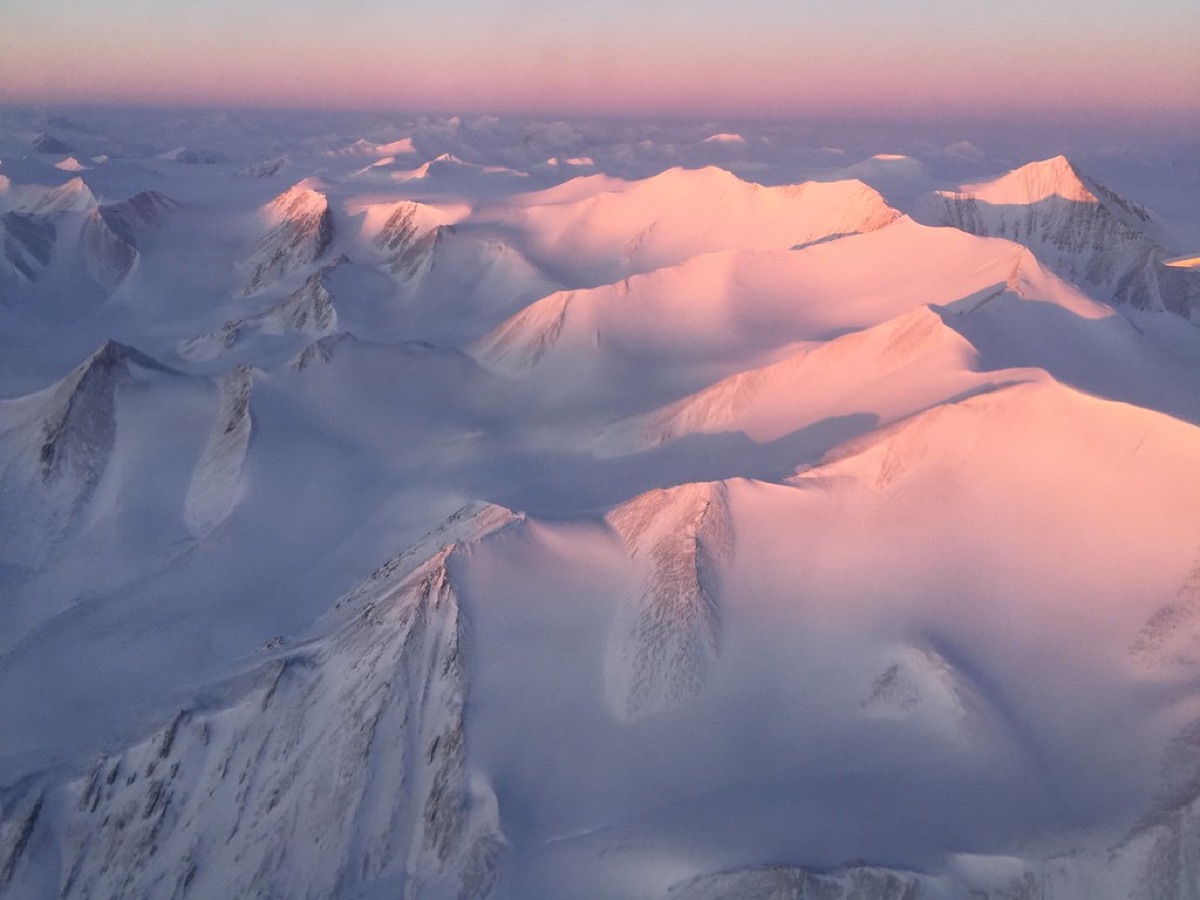 オーロラを背景にした地平線