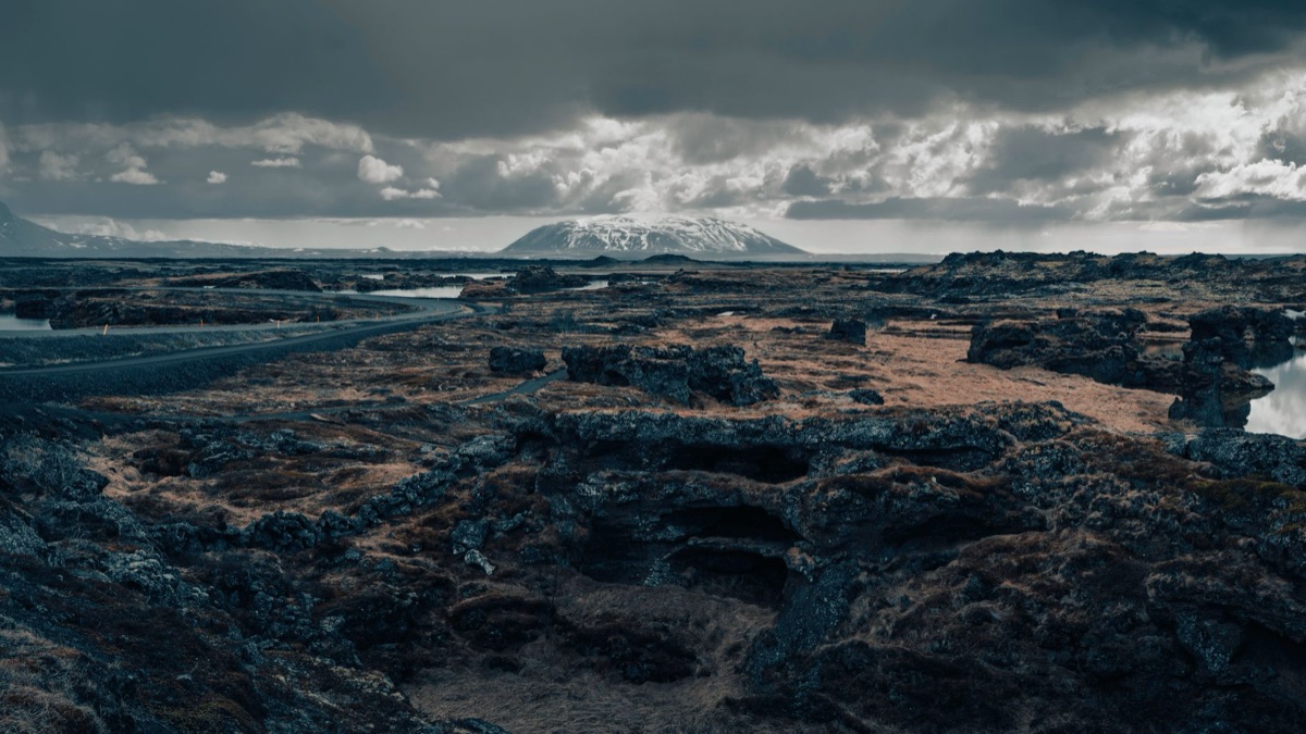 Lava velden in IJsland bij zonsondergang