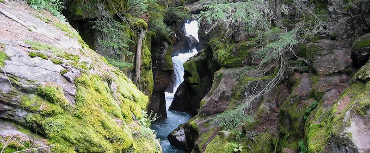 caída de agua en glaciares
