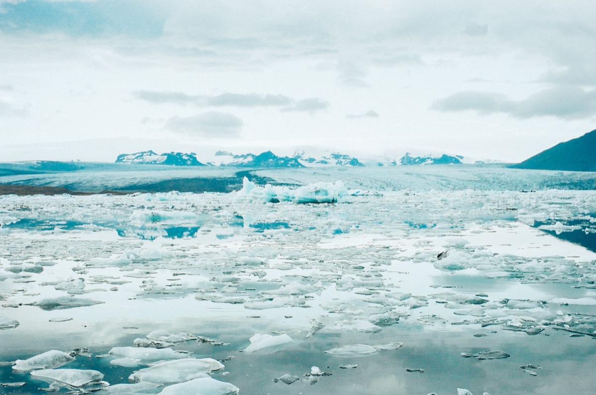 plataforma de observação com iceberg distante