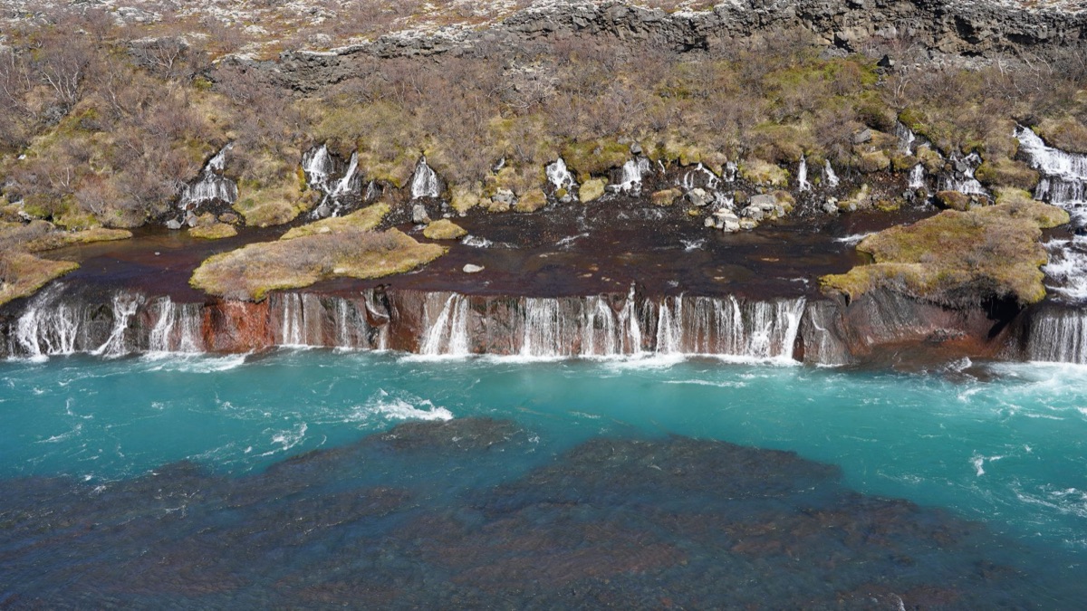 Wasserfallen mit umgebender Wald in Island