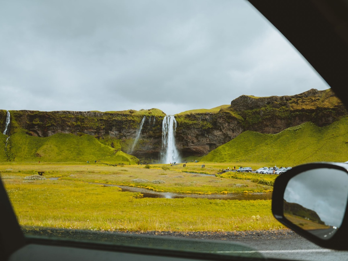 vista de cascada desde lejos