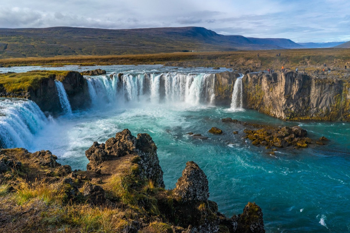 Vue de cascade en Islande depuis la distance