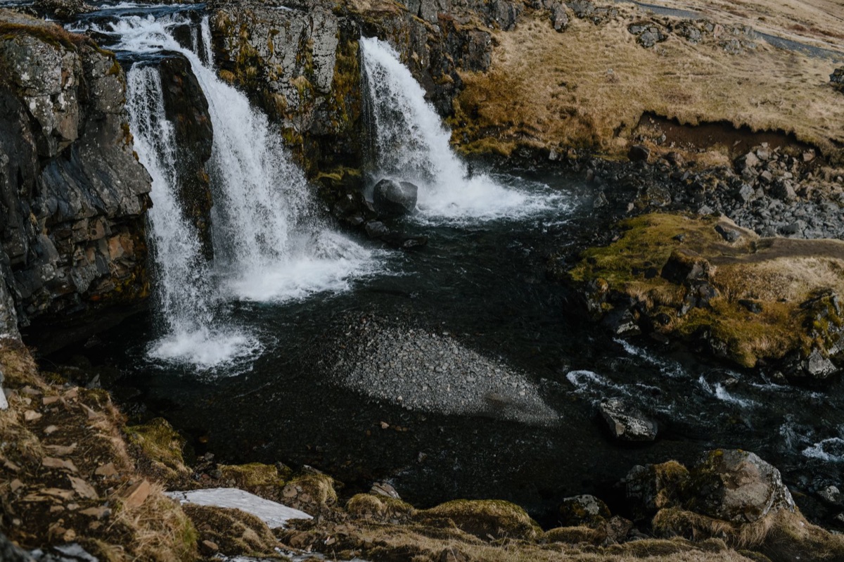 Sinal de caminho para catarata em Iceland