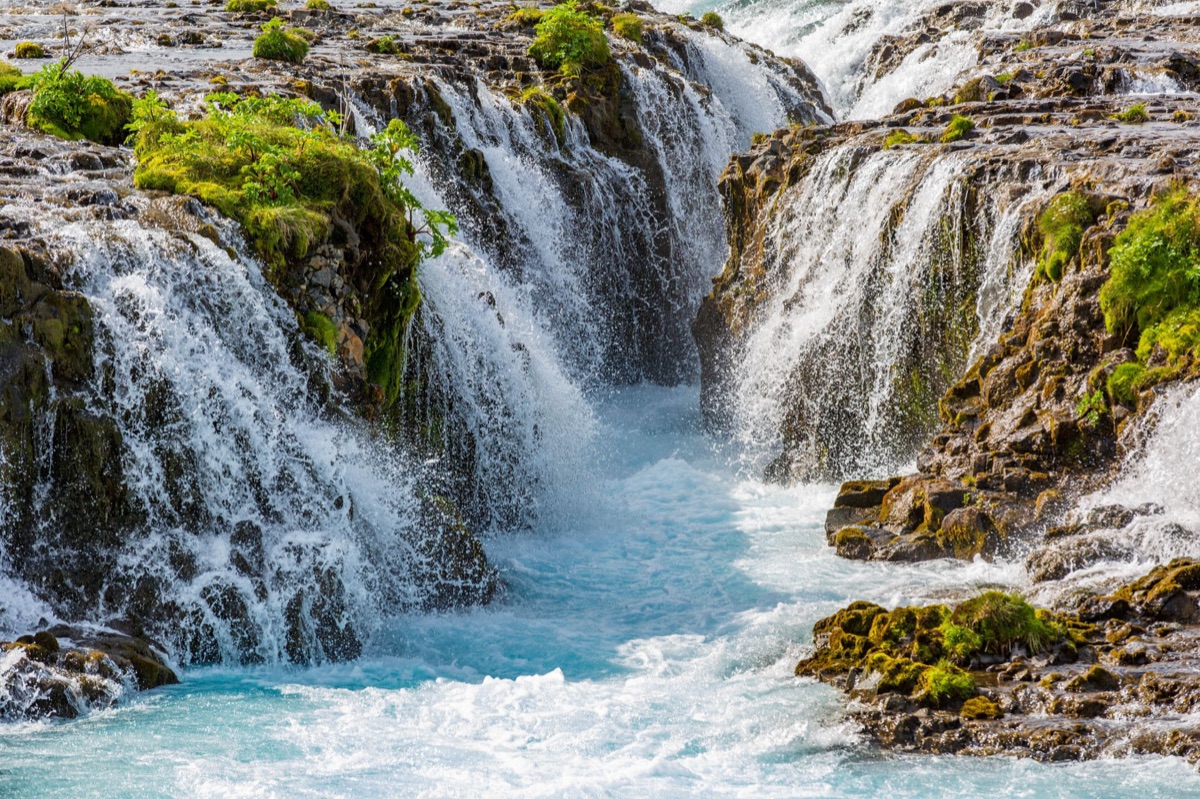 Visão geral de catarata em Iceland com fundo montanhoso