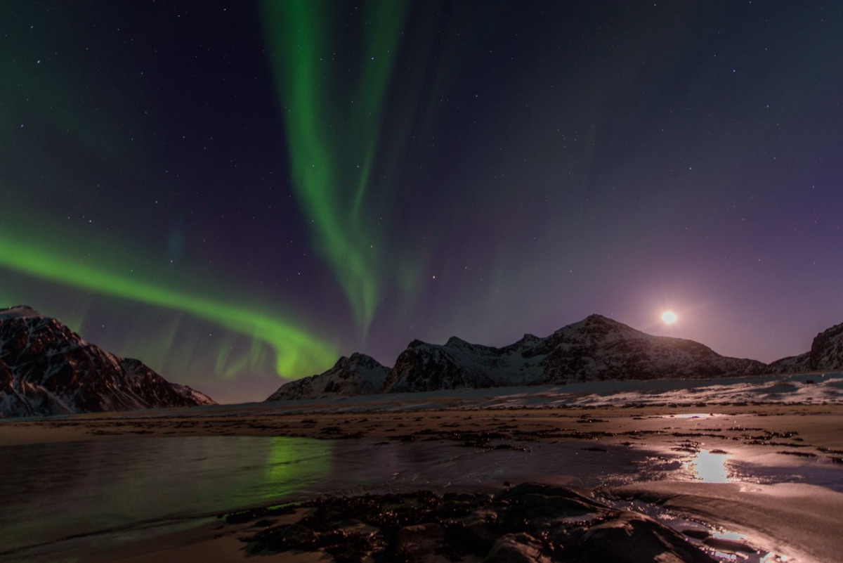 Luminose Aurora über Wasser