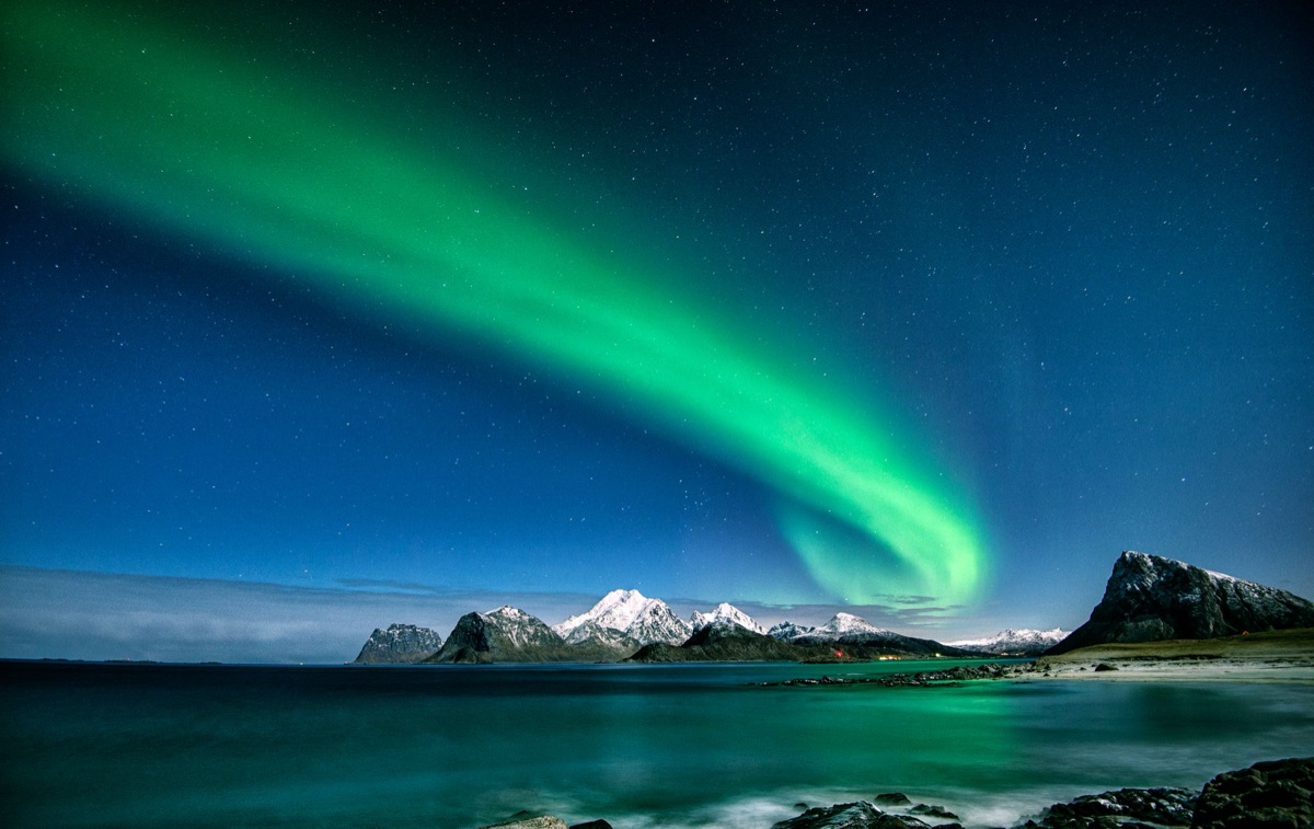 Aurora boreal sobre nieve