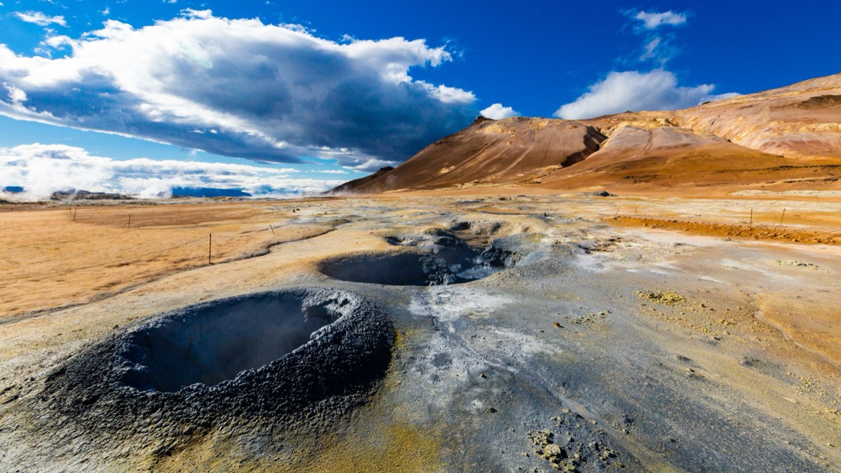fonte quente com pedras de lava