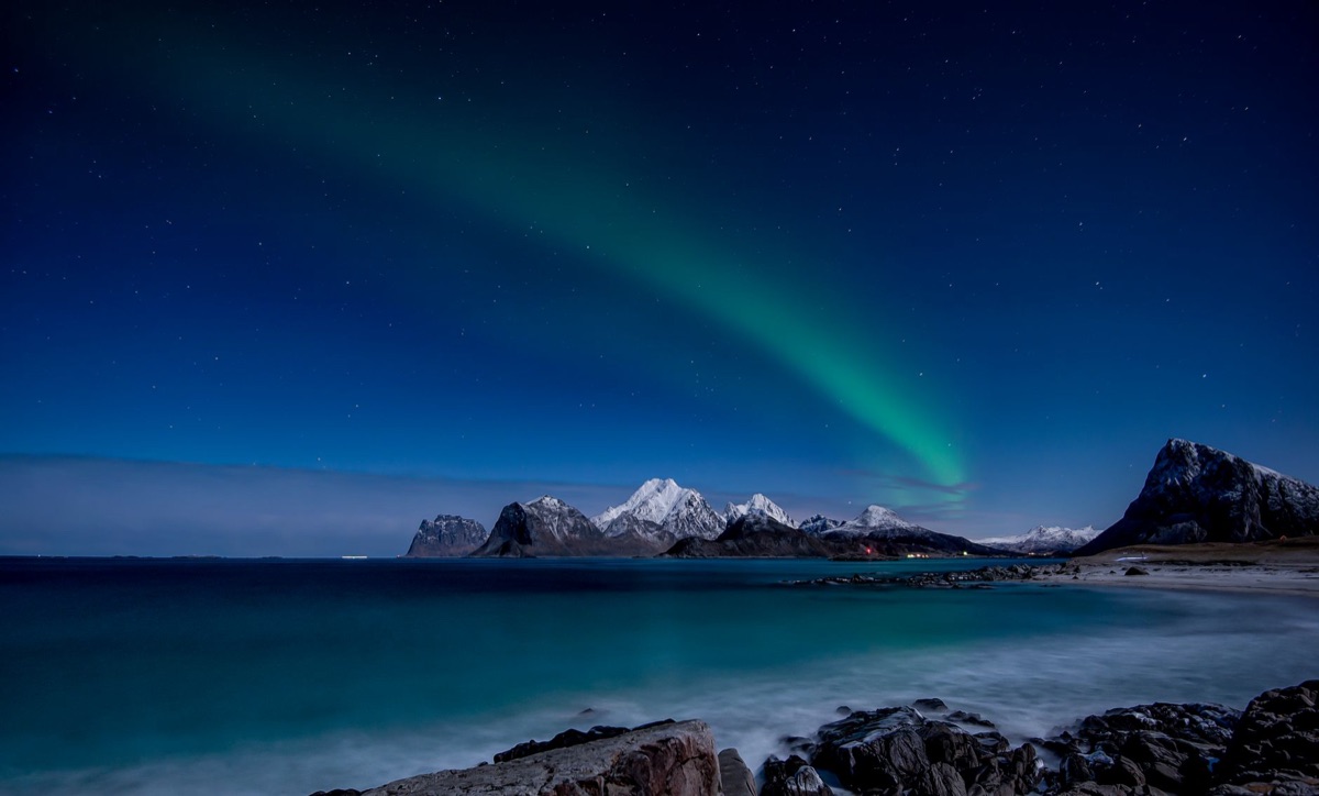 aurora sobre fjord islandico