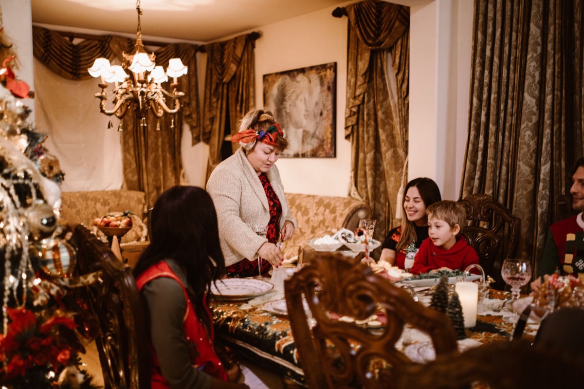  Famille icelandaise en réunion traditionnelle