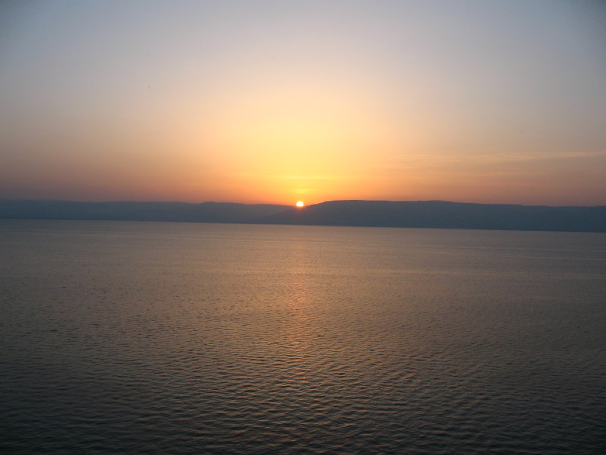 Sole all'alba sull'acqua, Isole Enebre, Italia