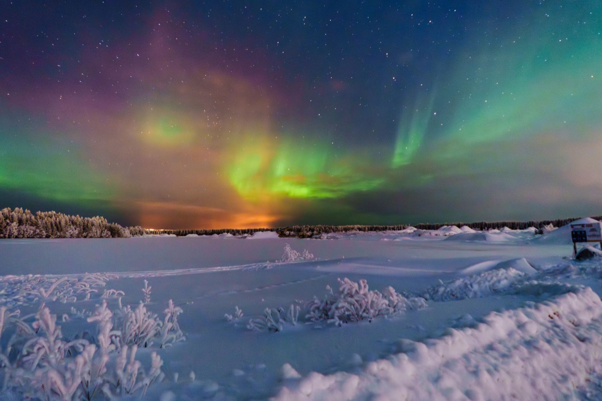 Aurora sobre nieve en invierno