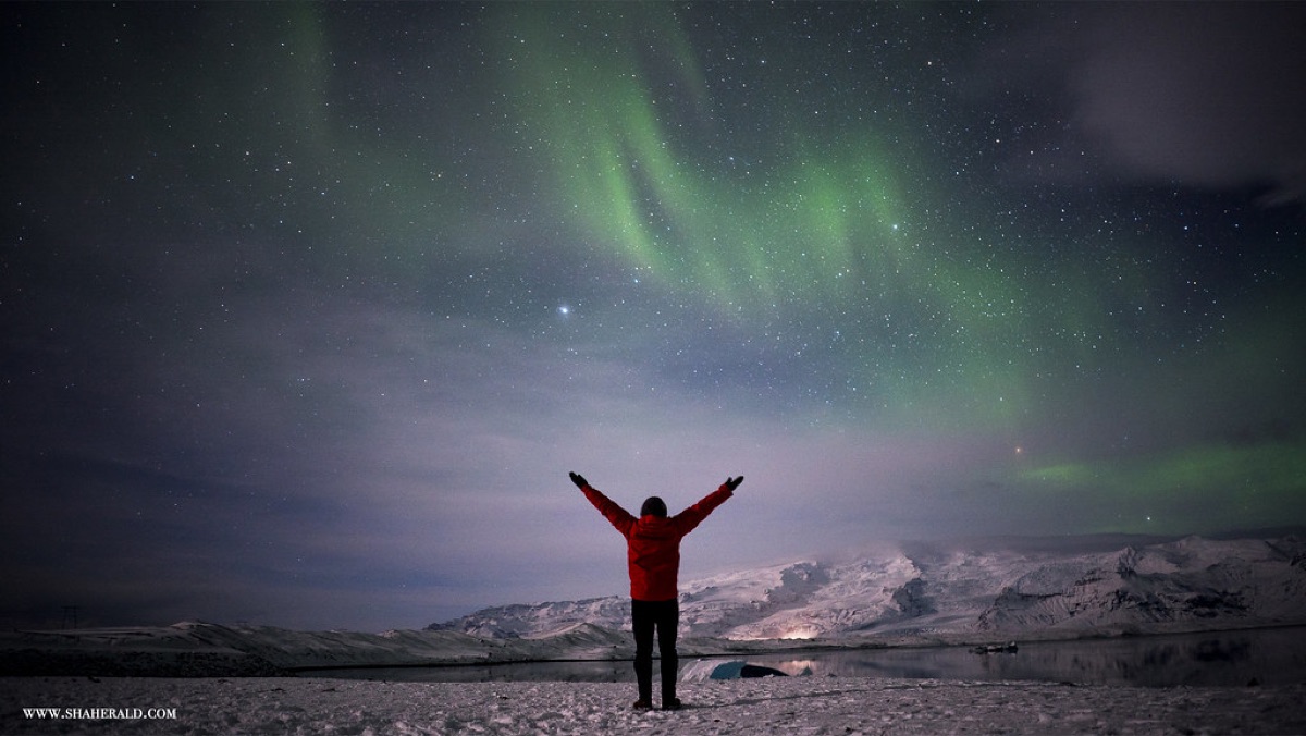 Cielo invernal islandero con aurora