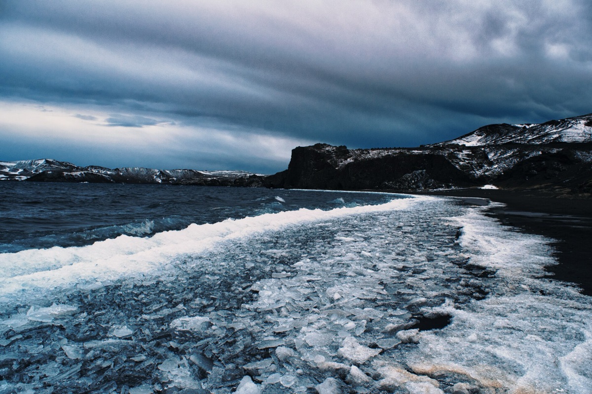 Un paysage d’hiver islandais avec de la neige