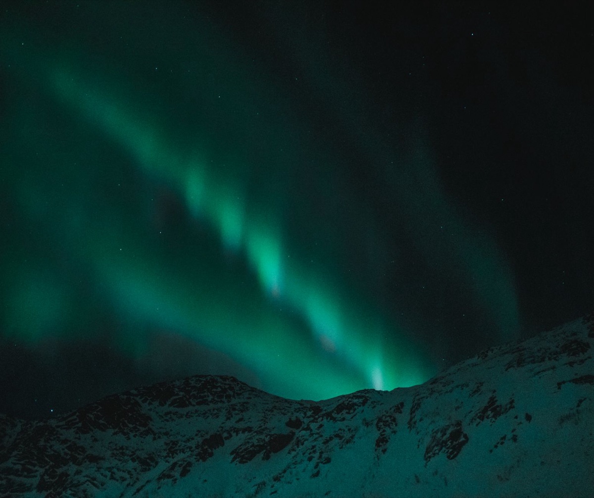 Ijsige IJslandse winter met een orca boven sneeuwige berg