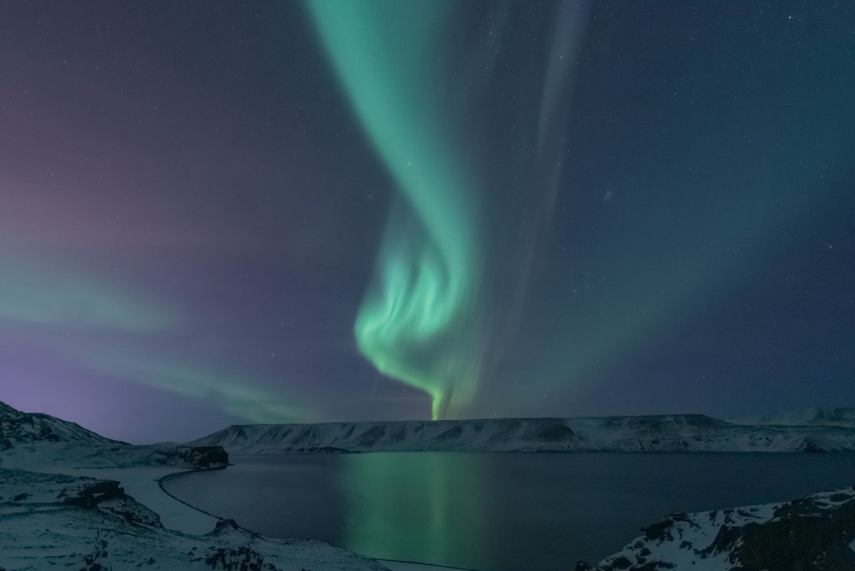 Observação de aurora boreal na Islândia no inverno