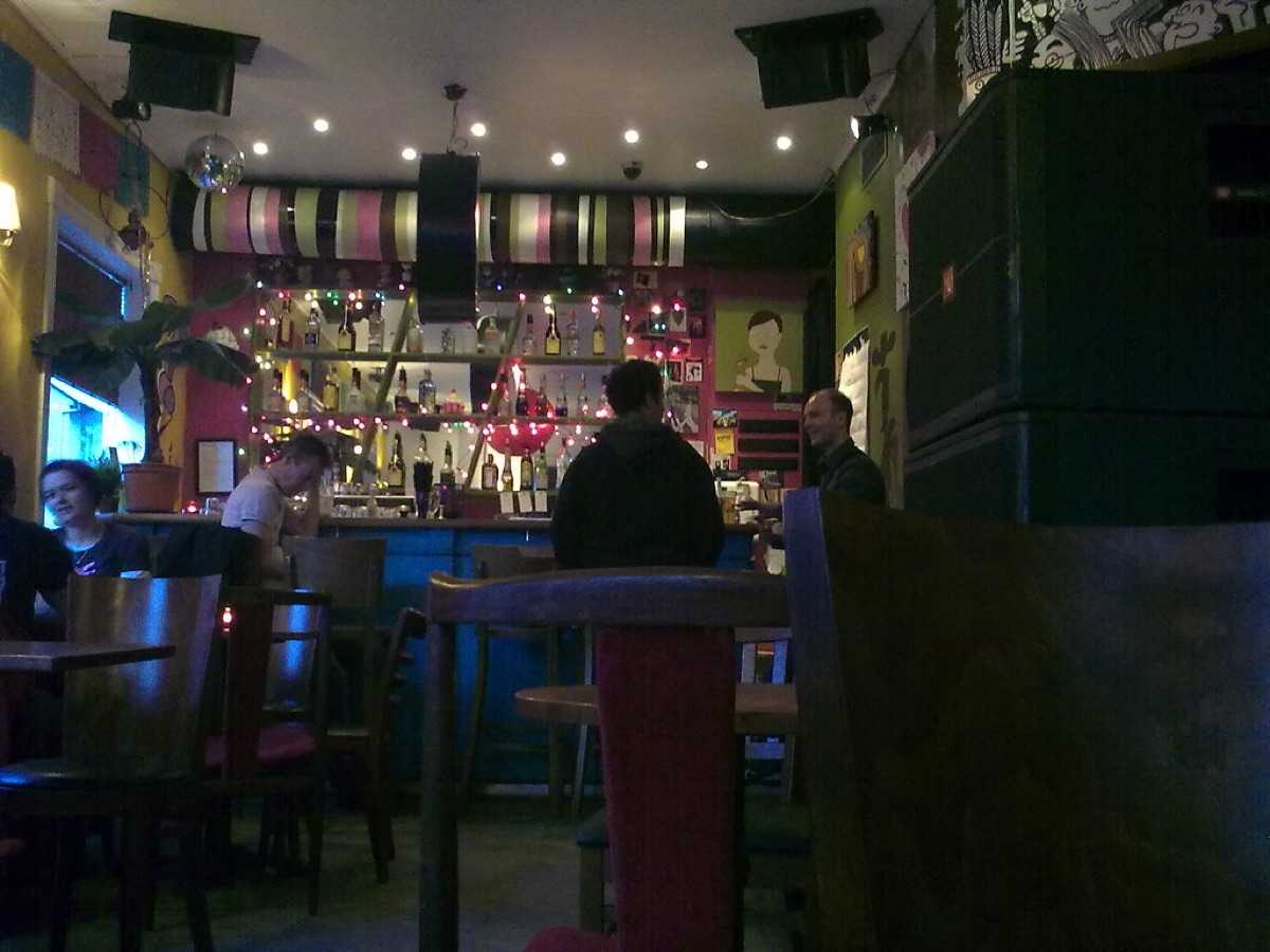 Una foto di un'interno di ristorante islandese con atmosfera calda e accogliente.