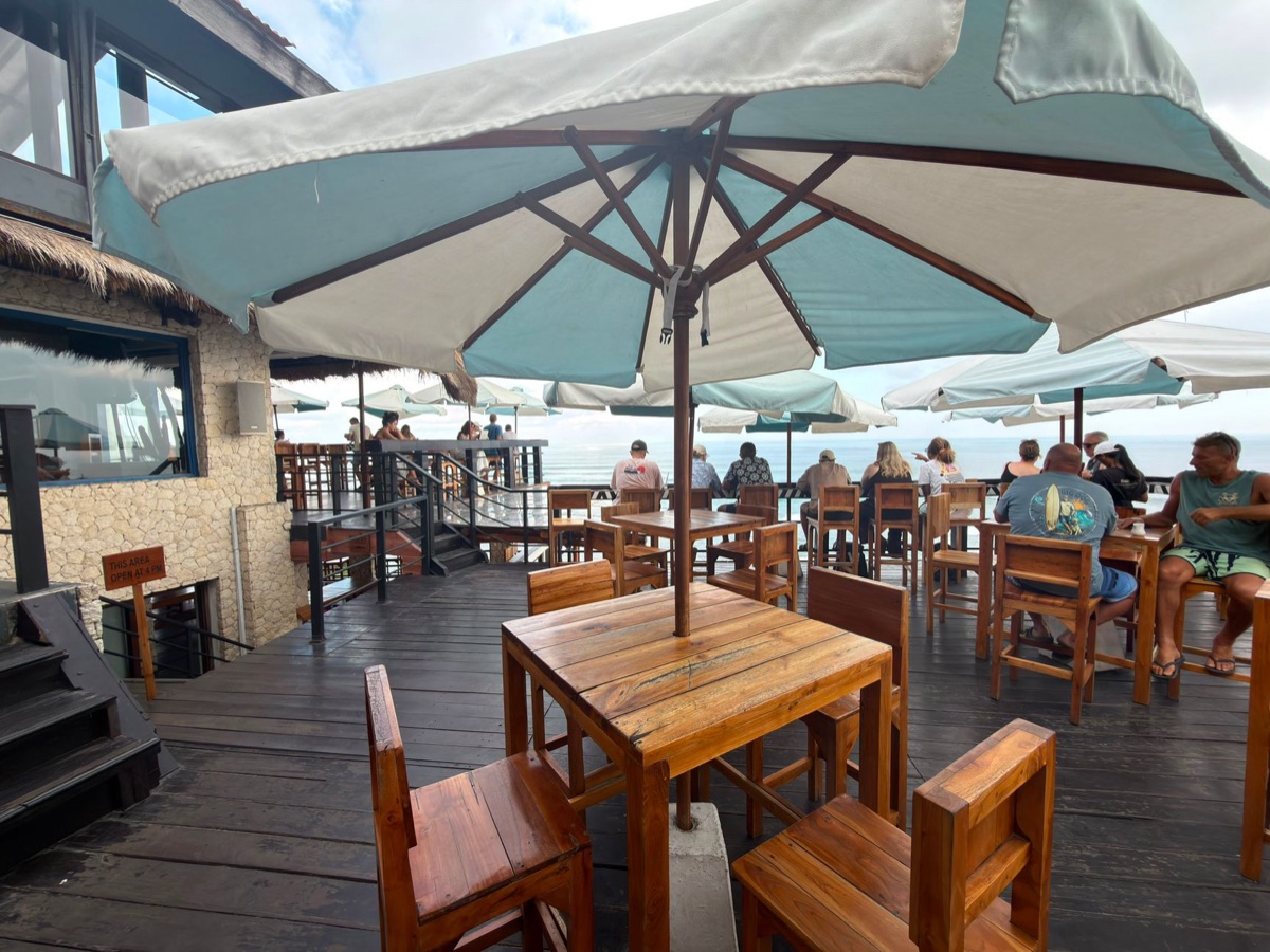 restaurante íslandés com mesa de madeira e vista para o mar